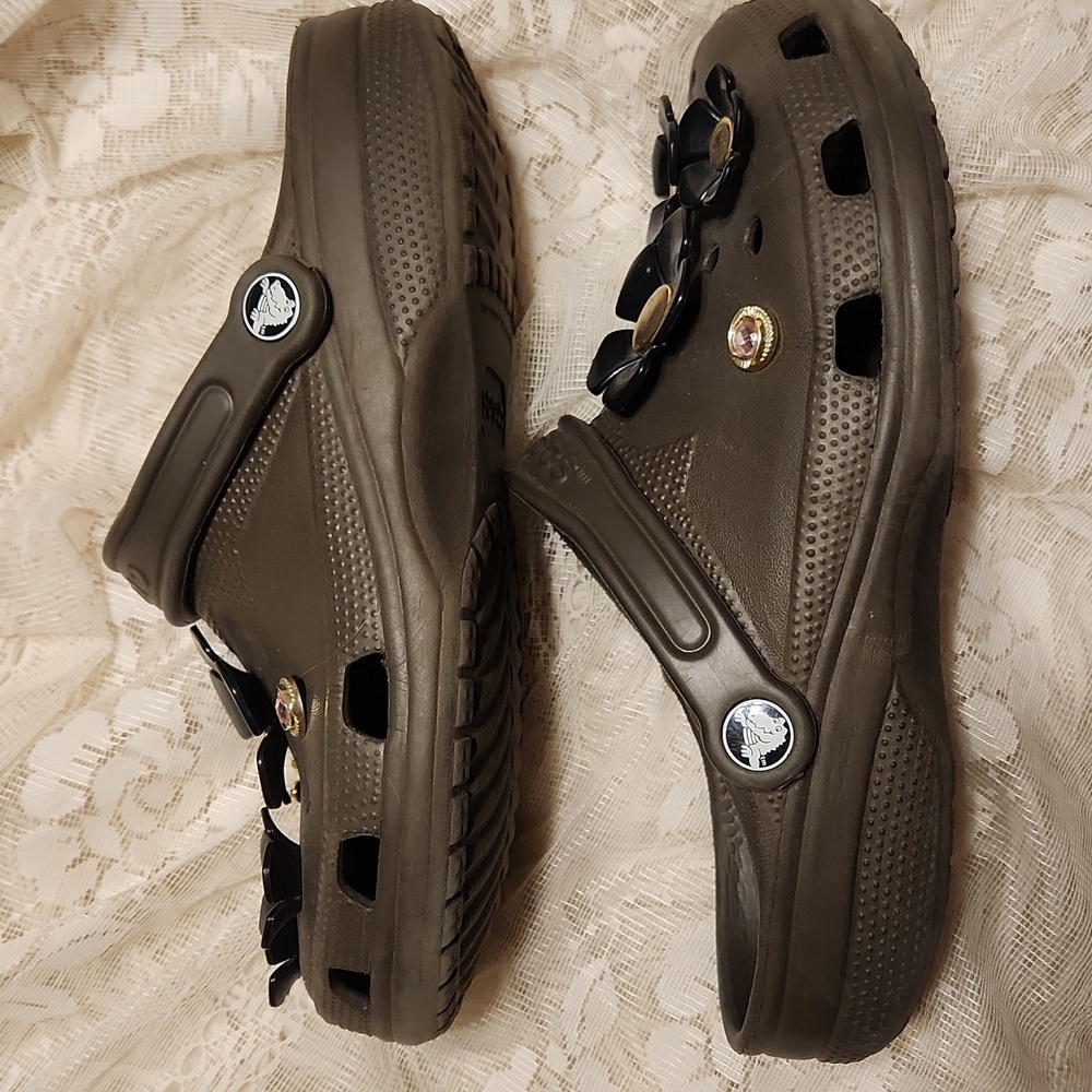 EMBELLISHED CROCS! SUPER CUTE 😍 NO ONE ELSE HAS A PAIR!!! 8W/6M - Picture 3 of 6